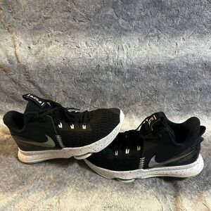 Nike LeBron Witness 5 Black Metallic Silver Size 13 Euc